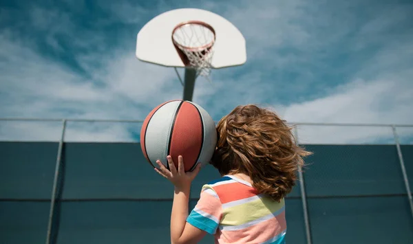 Netter Kleiner Junge Der Einen Basketball Hält Und Versucht Ein — Stockfoto