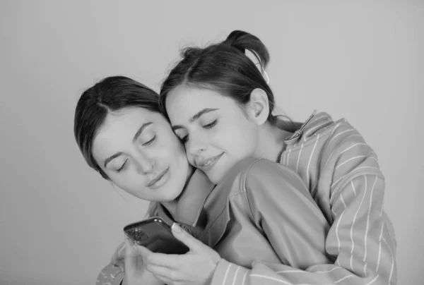 女同性恋者和男同性恋者 两个拿着手机 智能手机的快乐的年轻女人的画像 演播室里有两个皮肤完美的年轻漂亮女人Lgbt Tolerance Lesbians Couple Love — 图库照片