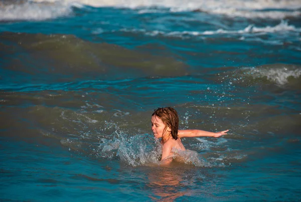 Boldog Gyerekek Szórakoznak Tengerparton Kék Óceán Fehér Nagy Wawes Háttérben — Stock Fotó