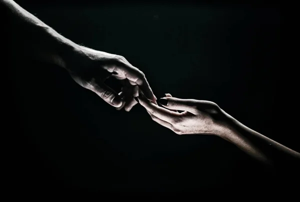 Két Kéz Közeledik Gyengédség Ínszalag Érintse Meg Kezét Fekete Háttérben — Stock Fotó