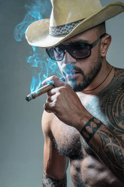 Homem Sexy Fumando Charuto Homem Brutal Com Charuto Rosto Sério — Fotografia de Stock