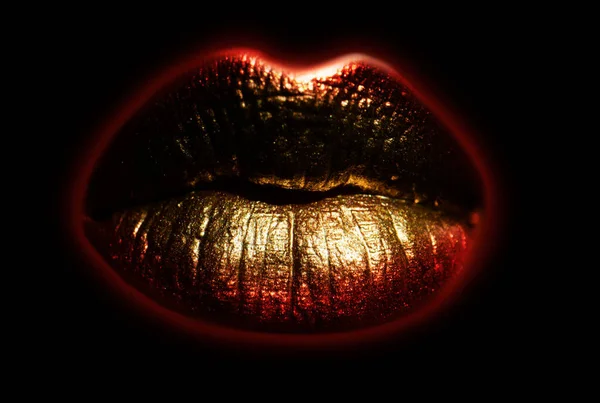 Kobiety Złote Usta Zamykają Odosobnione Tło Złote Seksowne Usta Lśniąca — Zdjęcie stockowe