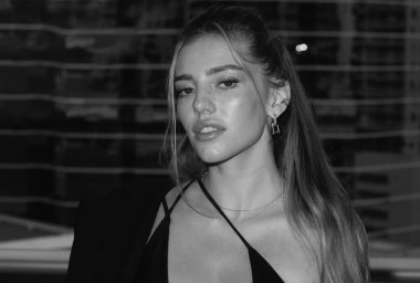 Vücut kıyafetli manken portresi. Güzel yüzlü güzel seksi bayan. Moda tarzının seksi portresi. Güzel, genç bir madel.