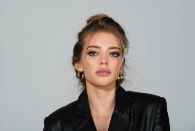 Moda kadın modeli portresi. Genç güzel kadın yüzü