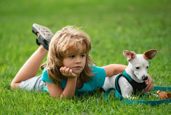 Kind Met Een Hond Tuin Kind Ontspannen Met Een Puppy — Stockfoto