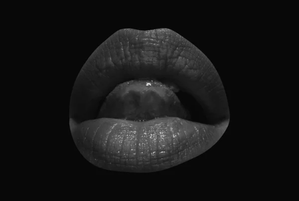 Geïsoleerde Vrouw Mond Met Tong Likken Lippen Met Rode Lippenstift — Stockfoto