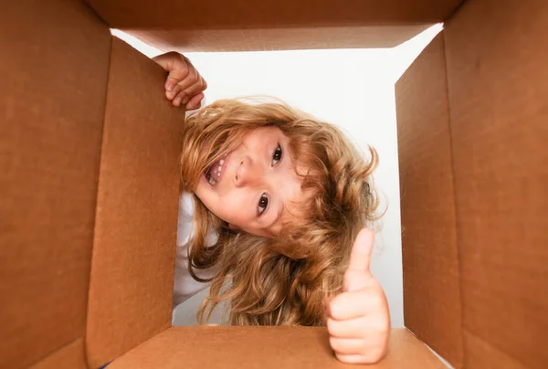 Enfant Ouvre Une Boîte Carton Retire Cadeau Petit Garçon Regardant — Photo