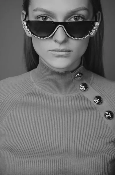 유행의 선글라스 안경쓴 아름다운 — 스톡 사진