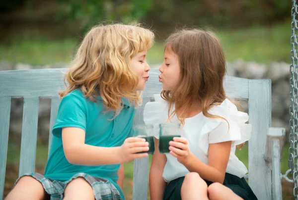 Abraçar Beijar Crianças Casal Crianças Adoráveis Livre Crianças Parque Verão — Fotografia de Stock
