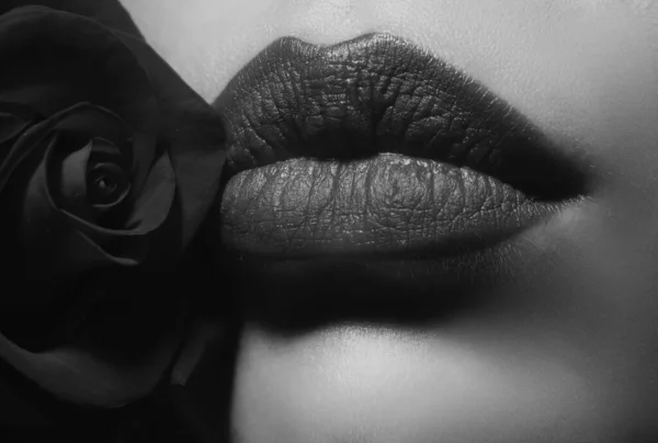 女人的唇用红色口红亲吻姿势美丽女人的唇用玫瑰 — 图库照片