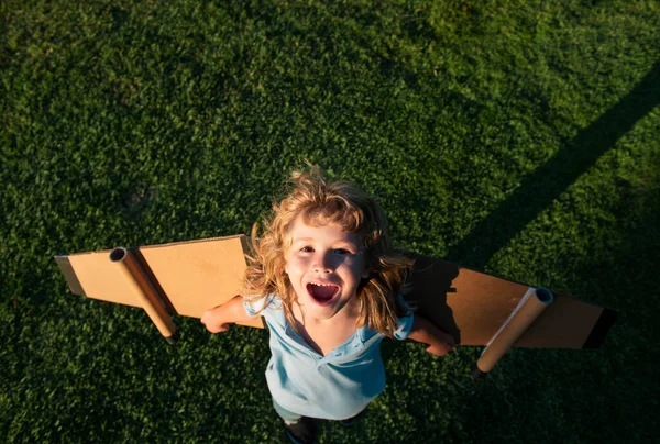 Rapaz Rindo Menino Sonhador Bonito Brincando Com Avião Papelão Infância — Fotografia de Stock