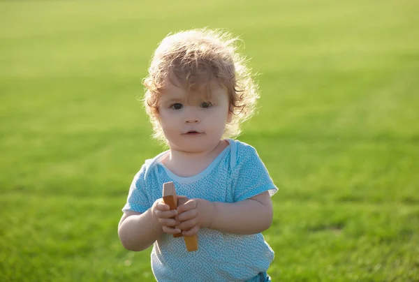 Livsstil Porträtt Baby Barn Lycklig Utsidan Ängen — Stockfoto