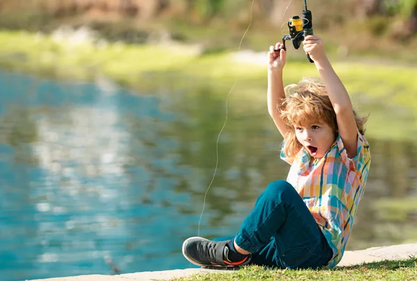 Ragazzo Bambino Pescatore Trova Nel Fiume Con Una Canna Pesca — Foto Stock