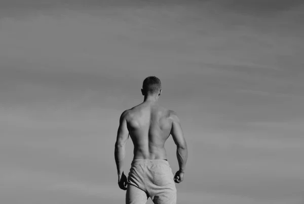 Muskulös Man Tillbaka Himlen Backgraund Stark Manlig Modell — Stockfoto