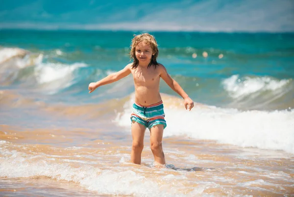Chłopiec Wybrzeżu Dzieciak Bawiący Się Oceanie Wakacje Nad Morzem Dziecko — Zdjęcie stockowe