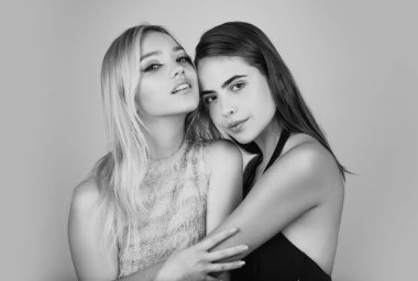 Doğal güzellik ve cilt bakımı. Kozmetik ve makyaj malzemeleri. İki güzel kadının şehvetli yüzleri. Doğal ciltli iki kız kardeşin güzel portresi. Güzel sarışın ve esmer kadınlar.