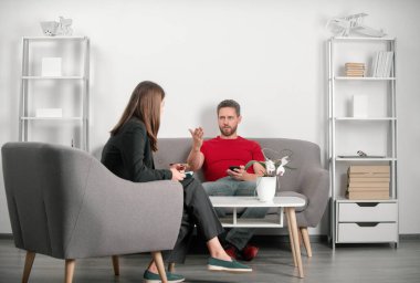 Psikolog, genç adamın erkek sorunlarını çözmesine yardım ediyor. Psikolojik sorun, terapi. Orta yaşlı adam sorunu terapisi