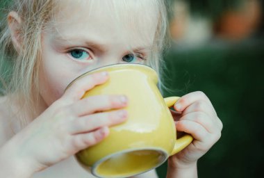 İçki molası. Bir şey içen kız. - Su. Mutlu bir çocukluk. Çocuk bakımı