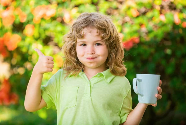 かわいい子供は外の晴れた夏の朝にドリンクティーやミルクとカップをお楽しみください 子供屋外健康レクリエーション活動 — ストック写真