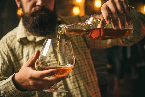Uomo Con Brandy Vetro Cognac Uomo Con Bicchiere Whisky Mano — Foto Stock