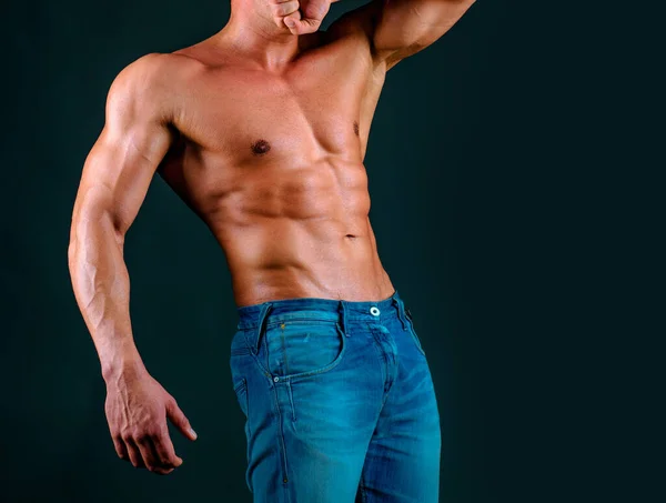 Muscolo Uomo Forte Ragazzo Jeans Sfondo Grigio Isolato Muscolare Sexy — Foto Stock