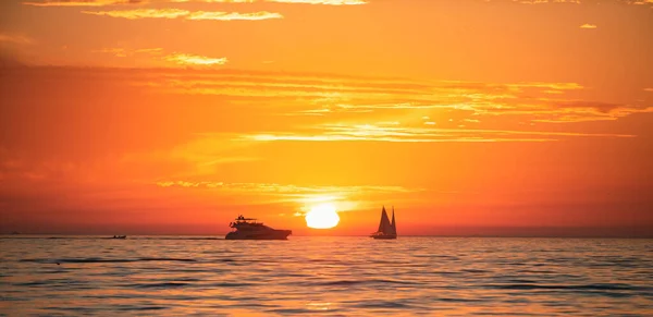 Nadmorski Złoty Wschód Słońca Nad Morzem Krajobraz Natury Piękny Pomarańczowo — Zdjęcie stockowe