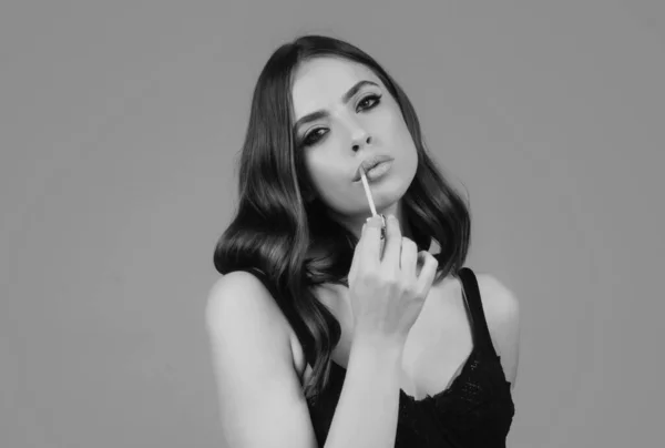 Junge Frau Trägt Lippenstift Auf Die Lippen Auf Modeporträt Der — Stockfoto