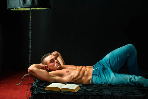 Sexy Vent Slaapkamer Man Bed Met Boek Seks Ontspanning Concept — Stockfoto