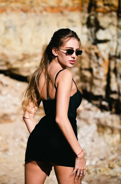 流行のサングラスやファッション黒のドレス屋外でファッション女性 夏のファッション女性 セクシーなポーズ — ストック写真