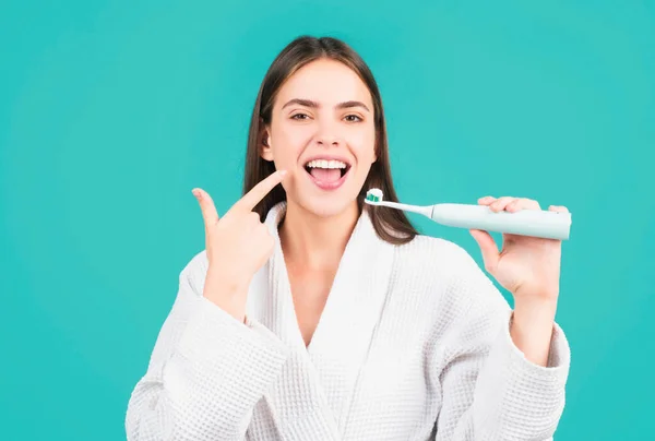 Zbliżenie Szczęśliwą Młodą Kobietę Myjącą Zęby Biały Ząb — Zdjęcie stockowe
