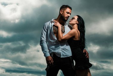 Aşık şehvetli bir çift. Tatmin olmuş ve romantik anın tadını çıkarıyor. Seksi kız ve stüdyo da çıplak gövdesi olan kaslı bir erkek arkadaş.