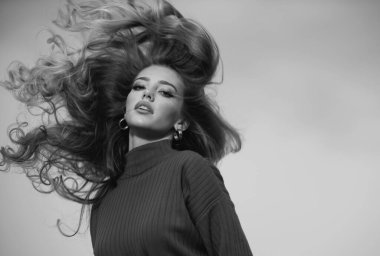 Güzellik salonuna kadın yüzü. Kadın portresi. Çekici genç kadın hareket saçı, yakın plan portre. Kadın portresi.