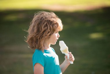 Dondurma yiyen sevimli çocuk. Kafkas çocuk yüzünü kapatın. Komik çocuğun yakın plan kafası.
