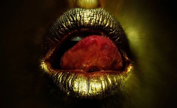 Gyllene Mun Med Tunga Sexiga Guldläppar Gyllene Konst — Stockfoto