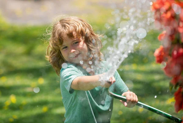 Szczęśliwy Chłopczyk Bawiący Się Ogrodzie Dziecko Trzymać Podlewanie Węża Ogrodowego — Zdjęcie stockowe
