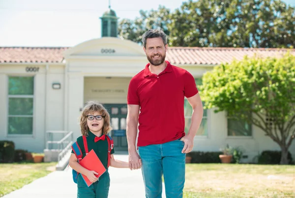 Father Walking Son School Parent Pupil Primary School Schoolboy Backpack — Stock Photo, Image