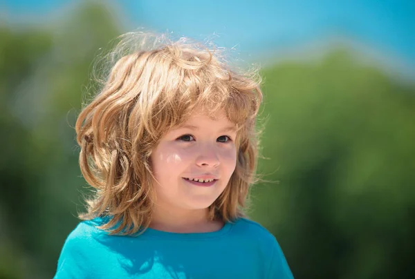Fechar Atraente Rindo Menino Conceito Emoções Infantis Retrato Criança Sorridente — Fotografia de Stock