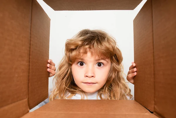 Enfant Surpris Déballer Ouvrir Boîte Carton Regarder Intérieur Avec Visage — Photo