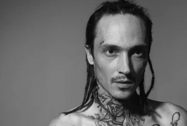 Retrato Homem Bonito Com Cara Séria Hippie Hipster Tipo Com — Fotografia de Stock