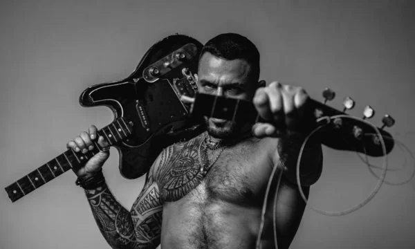 Wściekły Człowiek Łamie Gitarę Emocje Agresja Instrumenty Muzyczne Agresywny Gitarzysta — Zdjęcie stockowe