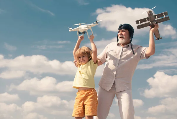 할아버지와 손자가 비행기와 보유하고 있습니다 비행기를 조종하는 비행사 — 스톡 사진