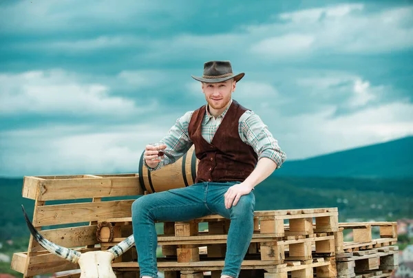 Homem Agricultor Vaqueiro Bebe Uísque Campo Usando Chapéu Cowboy Ocidental — Fotografia de Stock