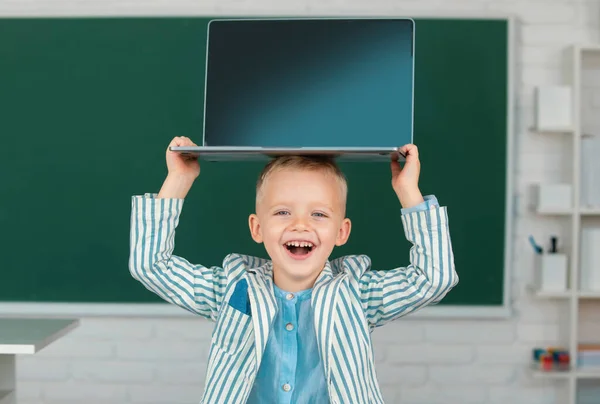 Glücklicher Schuljunge Mit Laptop Auf Dem Kopf Der Learning Internet — Stockfoto