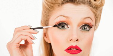 Kadın kaşları. Kaş fırçası olan güzel bir kız. Doğal makyajlı bir kız. Kaş düzeltmesi. Makro, kaşları kapat.