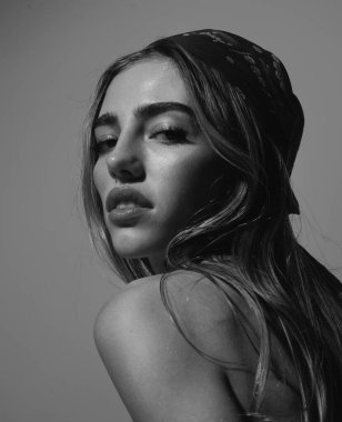 Genç ve güzel bir kadının portresi. Moda mankeni kadın yüzü. Stüdyoda izole edilmiş güzel bir genç kızın portresi. Güzel narin kız