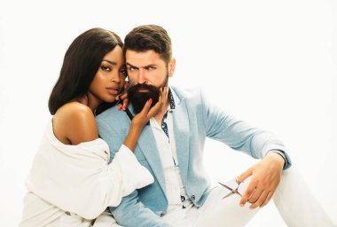 Saç stili makaslı, jiletli seksi bir çift. Berber makasıyla kadın kuaförü