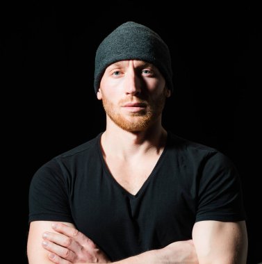 Acımasız adam, yakışıklı erkek modelin ciddi yüzü, erkek gücü kavramı ve güçlü.