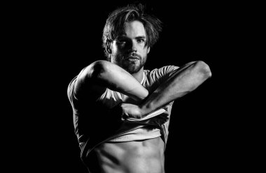 Çıplak gövdeli seksi erkek manken. Karanlık arka planda seksi, genç, çıplak bir adam. Baştan çıkarıcı gay