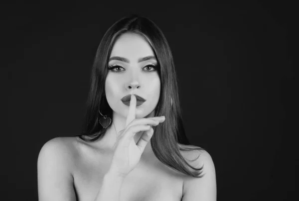 Жіночі Таємниці Жінка Показує Таємний Знак Жінка Пальцем Роті Крупним — стокове фото