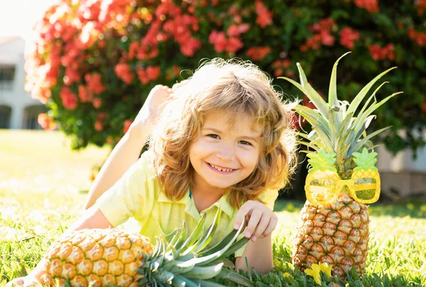 Menino Segurando Abacaxi Sorrindo Com Rosto Feliz Frutos Verão — Fotografia de Stock
